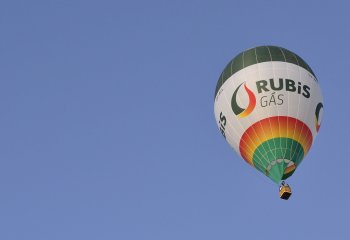 Balão de ar quente personalizado com o logótipo e cores da Rubis Gás a voar num céu azul.