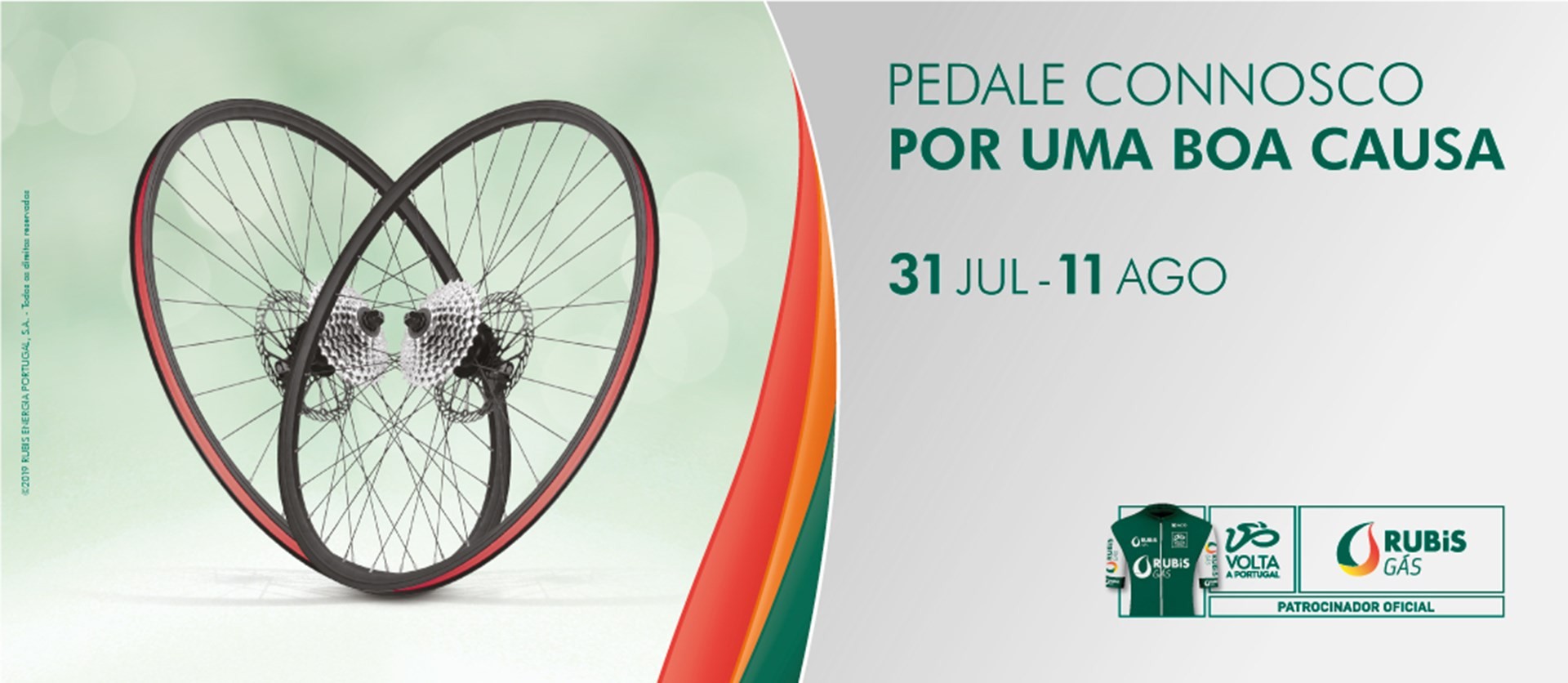 Cartaz promocional da iniciativa com duas rodas de bicicleta a formar um coração e a mensagem 'Pedale connosco por uma boa causa' de 31 de julho a 11 de agosto.