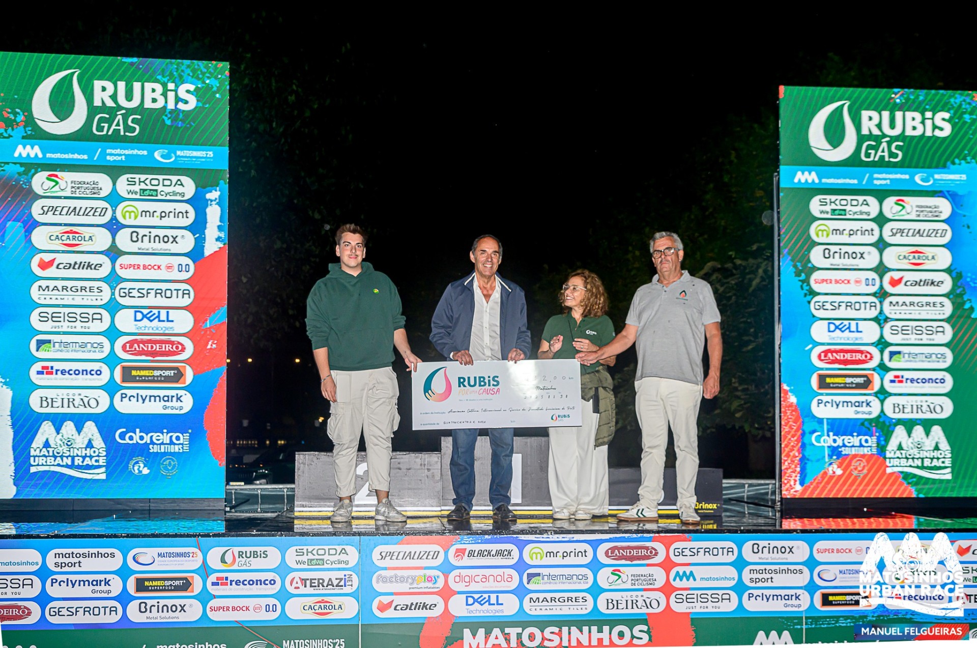 Entrega do cheque simbólico da iniciativa Rubis por uma Causa a representantes da ACISJF-Porto no palco do evento.