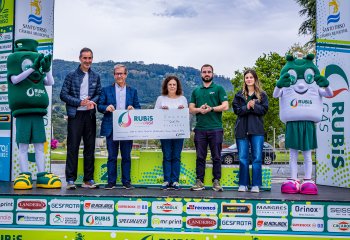 Entrega do cheque simbólico da iniciativa Rubis por uma Causa ao CASATIR, com representantes e as mascotes da Rubis Gás no pódio em Santo Tirso.