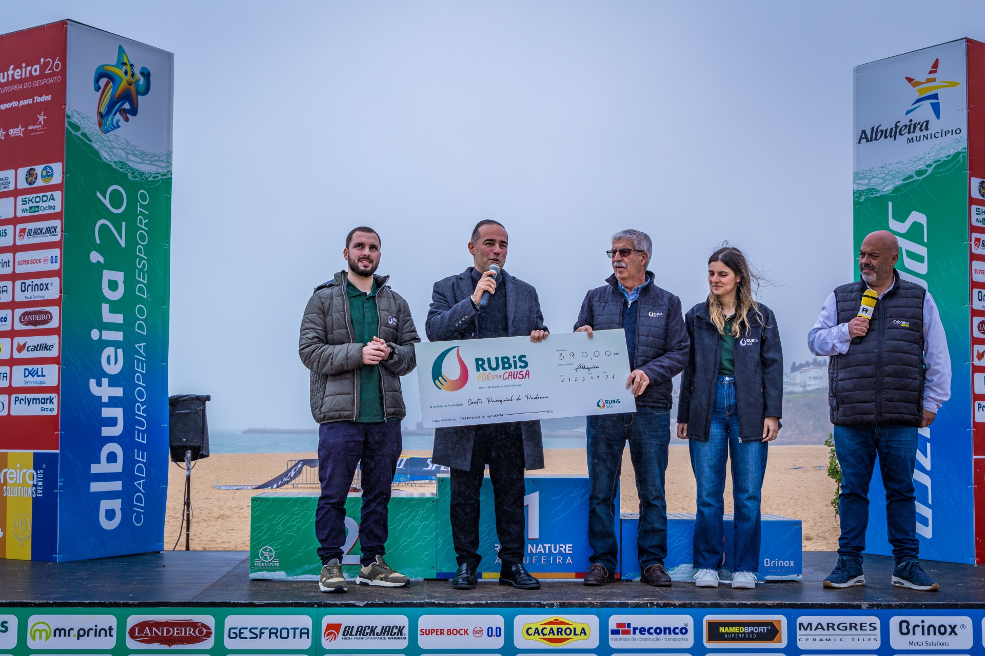 Entrega do cheque simbólico da iniciativa Rubis por uma Causa ao Centro Paroquial de Paderne no palco em Albufeira.