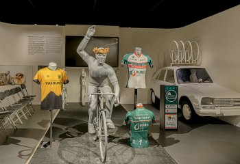 Estátua do ciclista Joaquim Agostinho rodeada pelas camisolas oficiais do Granfondo Torres Vedras com o patrocínio da Rubis Gás.