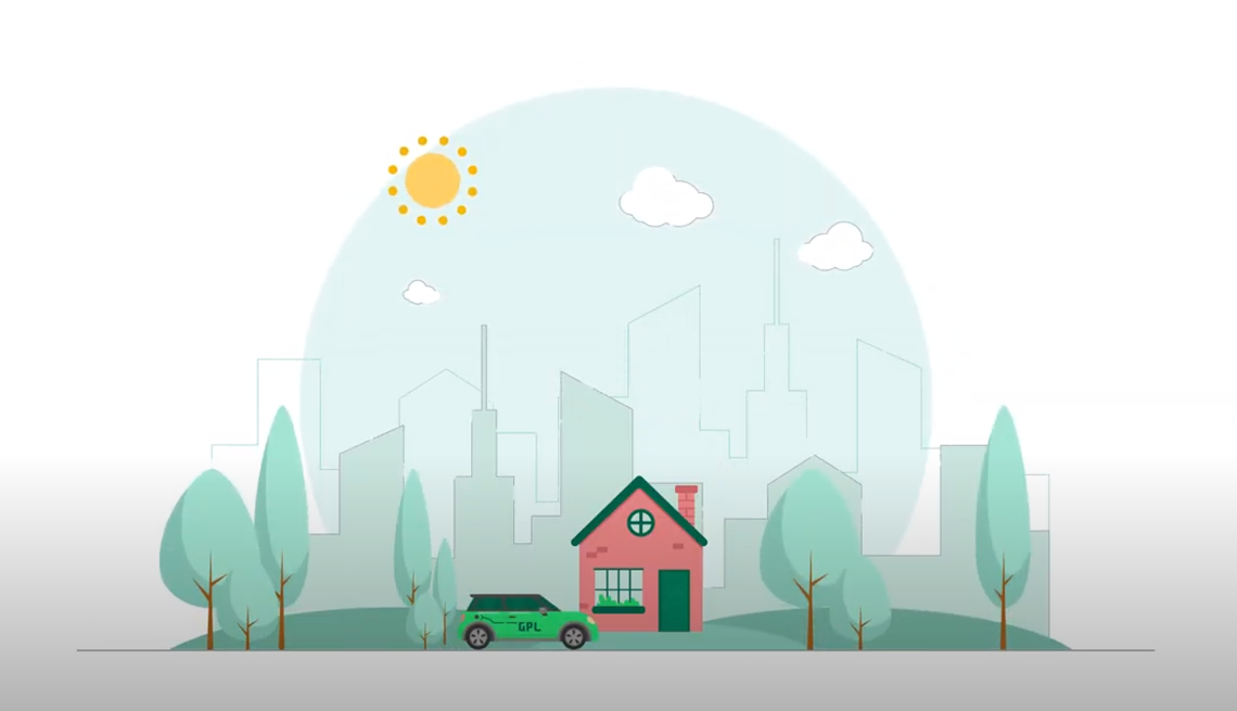 Ilustração de um carro verde com a inscrição GPL estacionado junto a uma casa, num cenário urbano com árvores e sol.