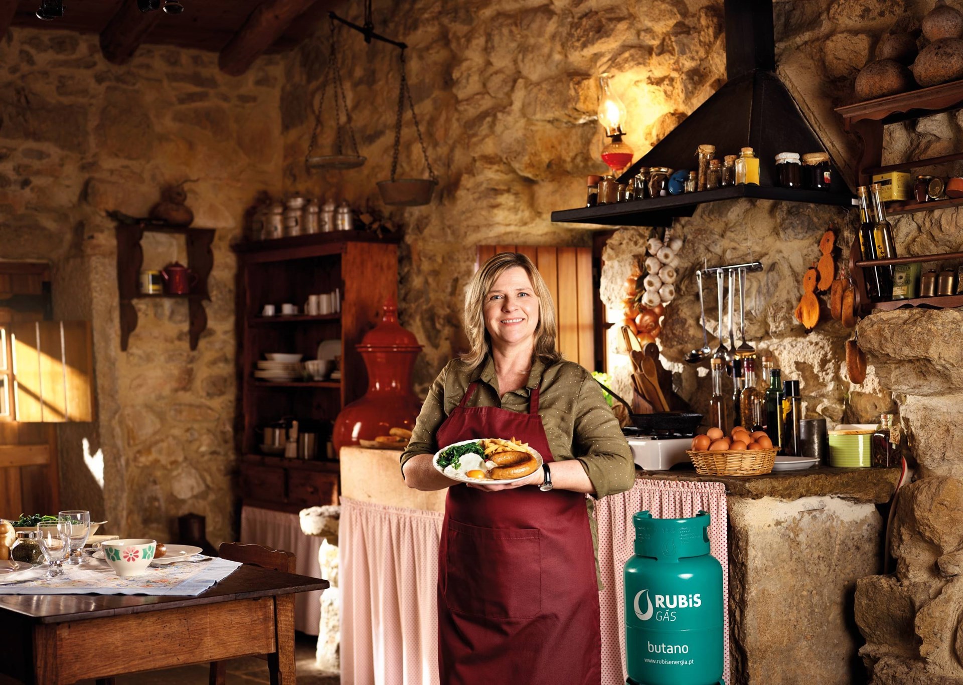 Mulher a cozinhar com uma garrafa de gás Rubis Gás Butano
