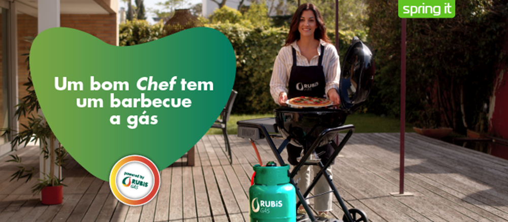 Mulher a usar avental da Rubis Gás junto a um barbecue a gás ao ar livre, com o texto 'Um bom Chef tem um barbecue a gás' e logótipo Rubis Gás